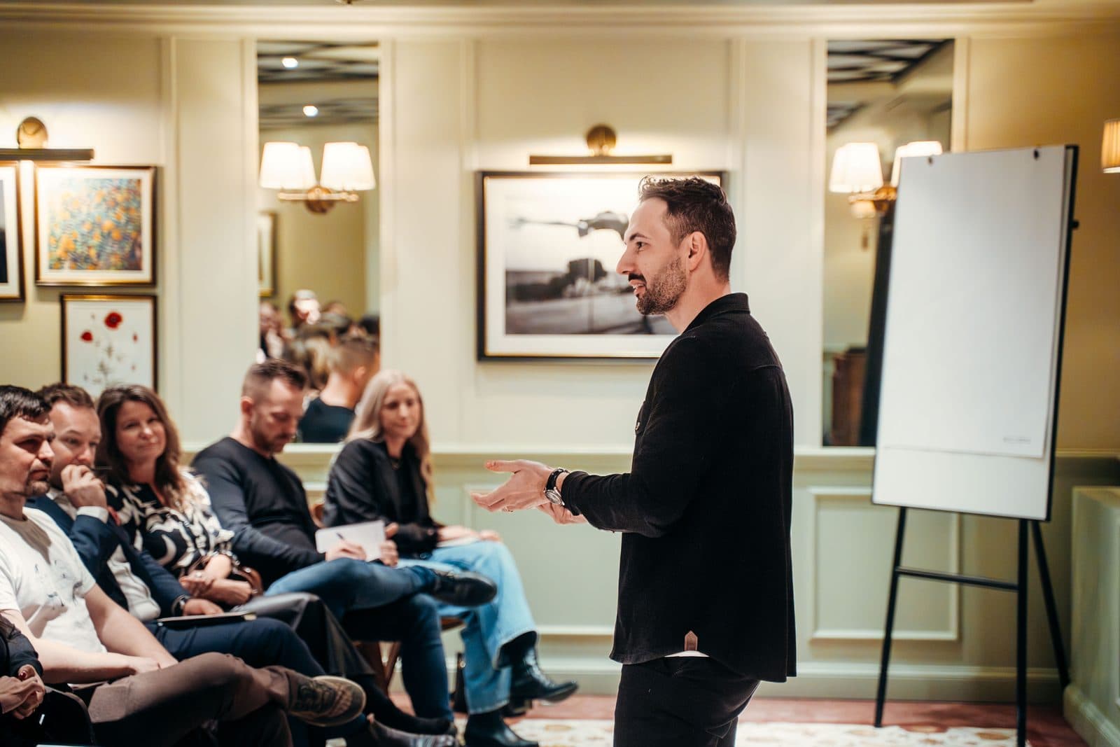 Nicklas leder en övning inför en grupp ledare